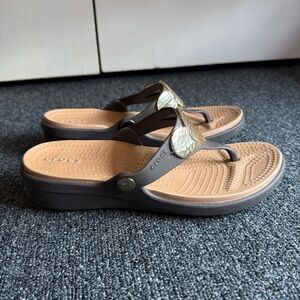 Crocs Brown Gold Sanrah Hammered Circle Sandals Flip Flops Women’s Size 8